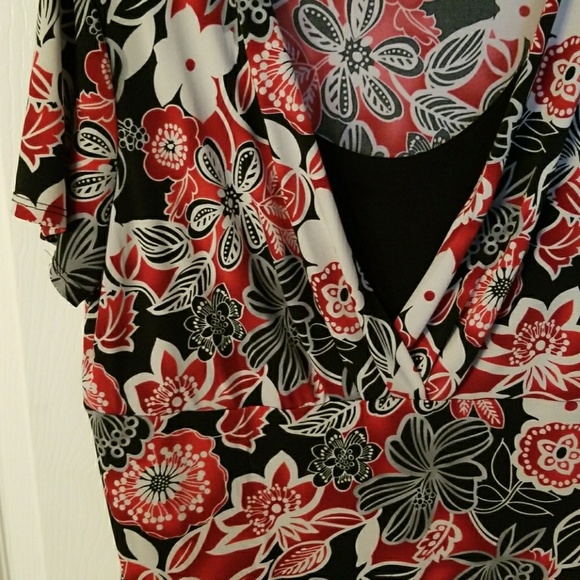 Flowered Pull-Over Top - Picture 3 of 3
